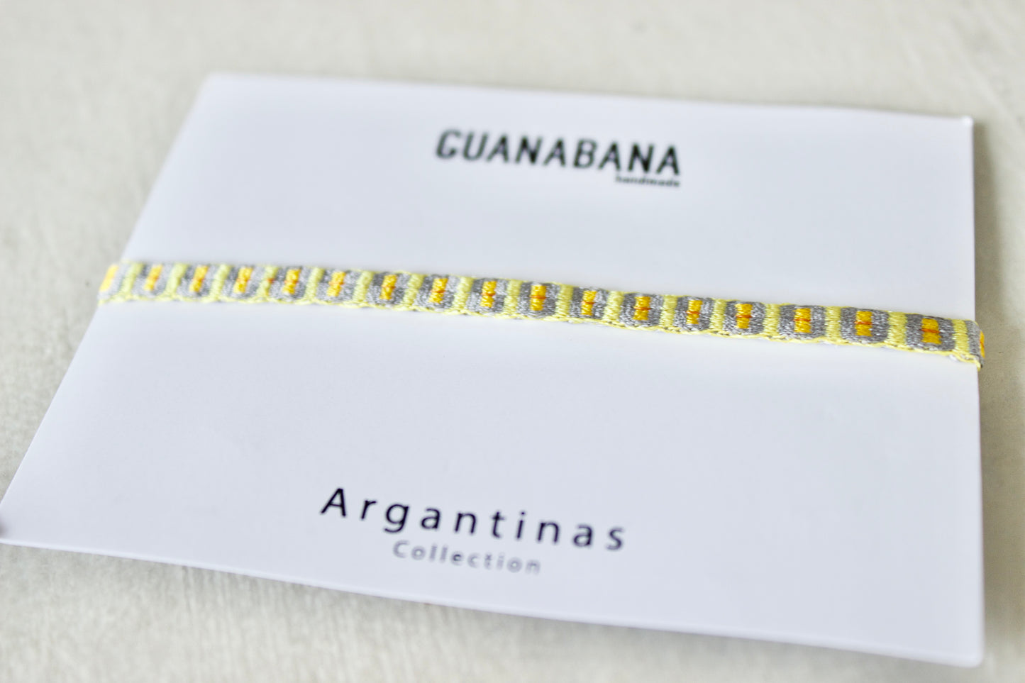 Guanabana Madridは(グアナバナ)2005年スペインにて創業。南米コロンビアに住むワユー族が一点一点、バックやブレスなどをハンドメイドで仕立てるグァナバナ。アパレル雑貨であるブレスレット、バッグ、ハット、サンダル、キーリングまで幅広いコレクションが存在。春夏ファッションにピッタリのブランド。当店はオフィシャル(公式)通販(EC)サイトです。