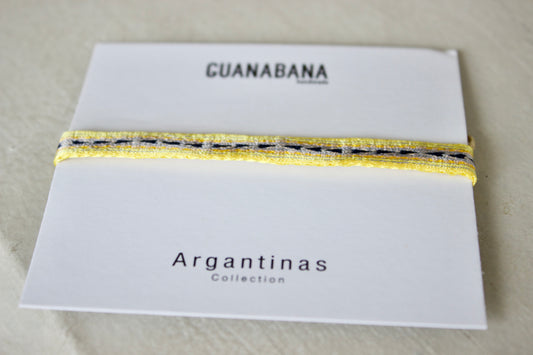 Guanabana Madridは(グアナバナ)2005年スペインにて創業。南米コロンビアに住むワユー族が一点一点、バックやブレスなどをハンドメイドで仕立てるグァナバナ。アパレル雑貨であるブレスレット、バッグ、ハット、サンダル、キーリングまで幅広いコレクションが存在。春夏ファッションにピッタリのブランド。当店はオフィシャル(公式)通販(EC)サイトです。