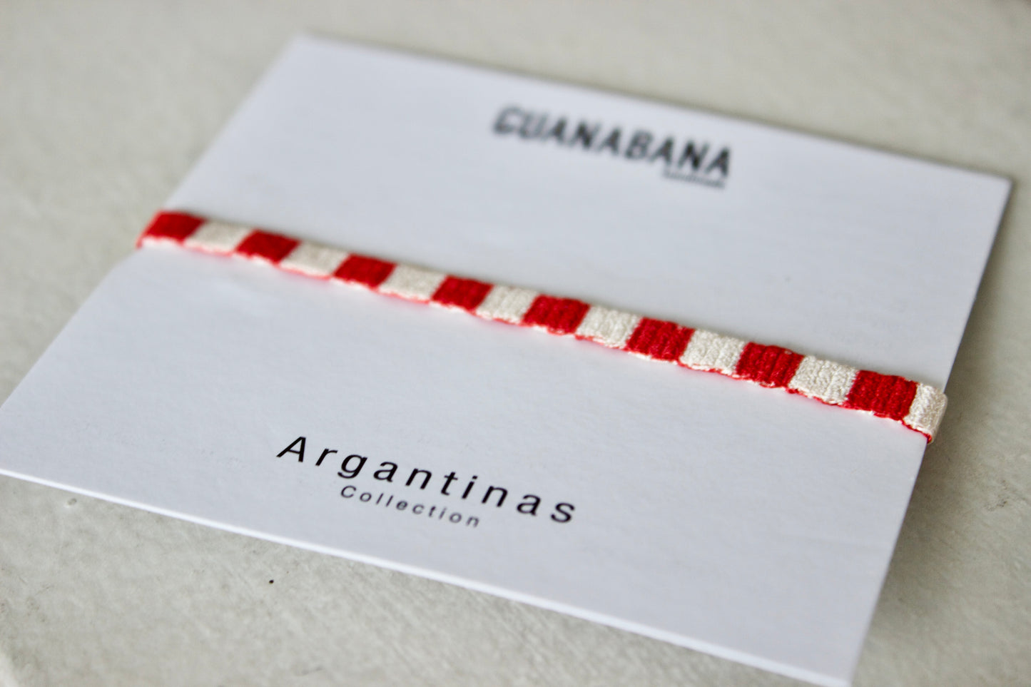 Guanabana Madridは(グアナバナ)2005年スペインにて創業。南米コロンビアに住むワユー族が一点一点、バックやブレスなどをハンドメイドで仕立てるグァナバナ。アパレル雑貨であるブレスレット、バッグ、ハット、サンダル、キーリングまで幅広いコレクションが存在。春夏ファッションにピッタリのブランド。当店はオフィシャル(公式)通販(EC)サイトです。