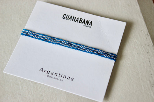 Guanabana Madridは(グアナバナ)2005年スペインにて創業。南米コロンビアに住むワユー族が一点一点、バックやブレスなどをハンドメイドで仕立てるグァナバナ。アパレル雑貨であるブレスレット、バッグ、ハット、サンダル、キーリングまで幅広いコレクションが存在。春夏ファッションにピッタリのブランド。当店はオフィシャル(公式)通販(EC)サイトです。