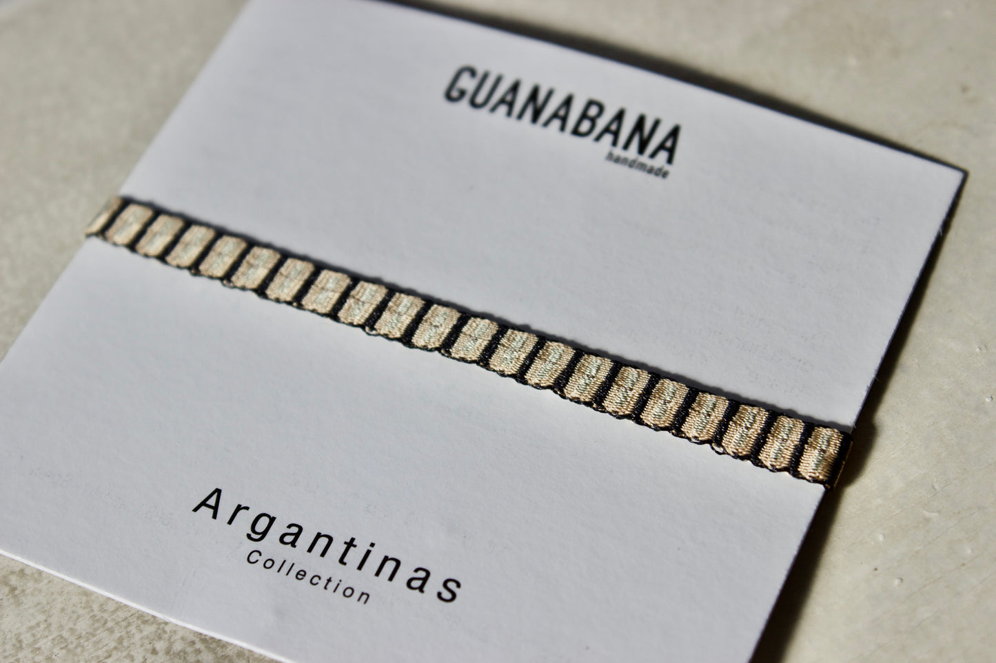 Guanabana Madridは(グアナバナ)2005年スペインにて創業。南米コロンビアに住むワユー族が一点一点、バックやブレスなどをハンドメイドで仕立てるグァナバナ。アパレル雑貨であるブレスレット、バッグ、ハット、サンダル、キーリングまで幅広いコレクションが存在。春夏ファッションにピッタリのブランド。当店はオフィシャル(公式)通販(EC)サイトです。