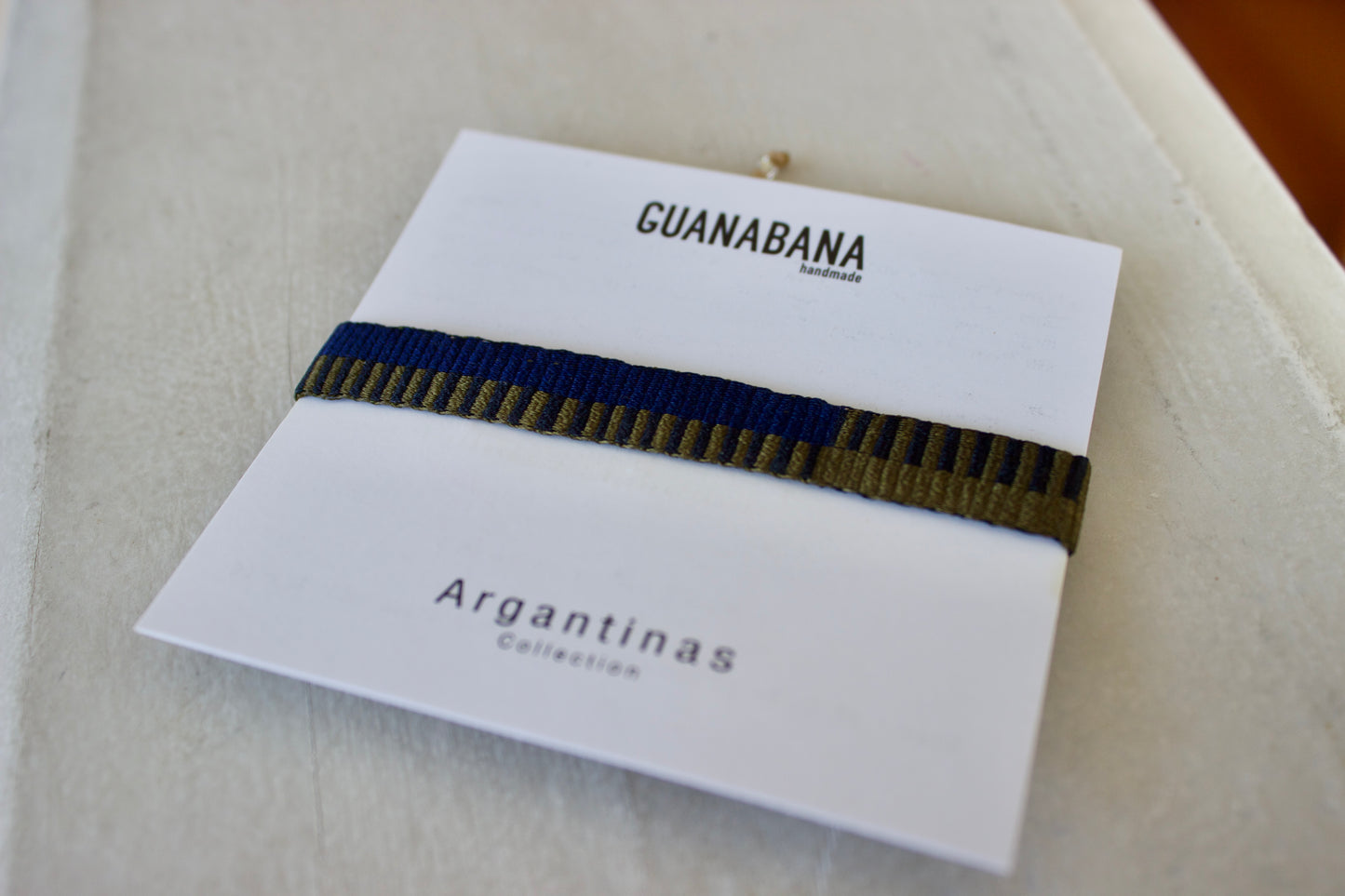 Guanabana Madridは(グアナバナ)2005年スペインにて創業。南米コロンビアに住むワユー族が一点一点、バックやブレスなどをハンドメイドで仕立てるグァナバナ。アパレル雑貨であるブレスレット、バッグ、ハット、サンダル、キーリングまで幅広いコレクションが存在。春夏ファッションにピッタリのブランド。当店はオフィシャル(公式)通販(EC)サイトです。