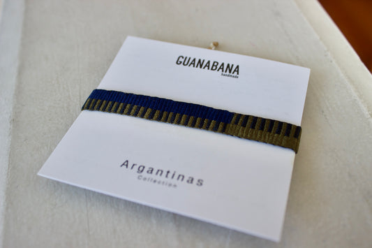 Guanabana Madridは(グアナバナ)2005年スペインにて創業。南米コロンビアに住むワユー族が一点一点、バックやブレスなどをハンドメイドで仕立てるグァナバナ。アパレル雑貨であるブレスレット、バッグ、ハット、サンダル、キーリングまで幅広いコレクションが存在。春夏ファッションにピッタリのブランド。当店はオフィシャル(公式)通販(EC)サイトです。
