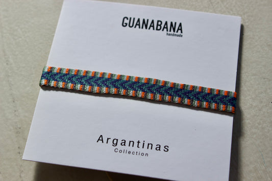 Guanabana Madridは(グアナバナ)2005年スペインにて創業。南米コロンビアに住むワユー族が一点一点、バックやブレスなどをハンドメイドで仕立てるグァナバナ。アパレル雑貨であるブレスレット、バッグ、ハット、サンダル、キーリングまで幅広いコレクションが存在。春夏ファッションにピッタリのブランド。当店はオフィシャル(公式)通販(EC)サイトです。