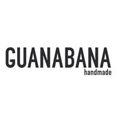 Guanabana Madridは（グアナバナ）2005年スペインにて創業。南米コロンビアに住むワユー族が一点一点、バックやブレスなどをハンドメイドで仕立てるグァナバナ。アパレル雑貨であるブレスレット、バッグ、ハット、サンダル、キーリングまで幅広いコレクションが存在。春夏ファッションにピッタリのブランド。当店はオフィシャル（公式）通販（EC）サイトです。＃お洒落コーデ＃春コーデ＃夏コーデ＃夏バッグ＃ショルダーバッグ＃トートバッグ